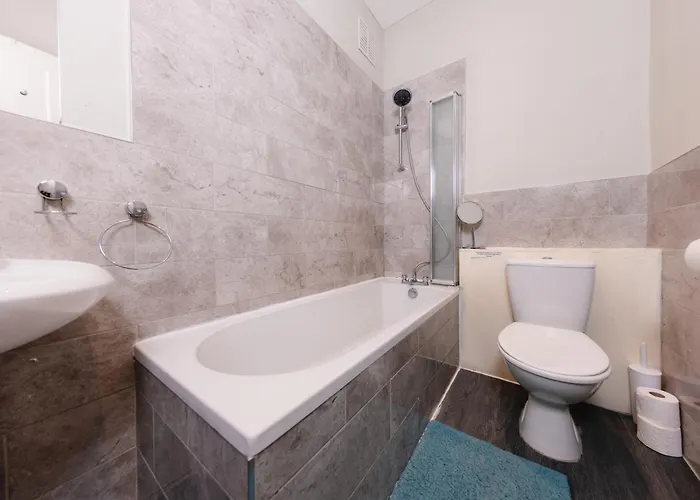 Relaxing 4 Bdrm Apartamento