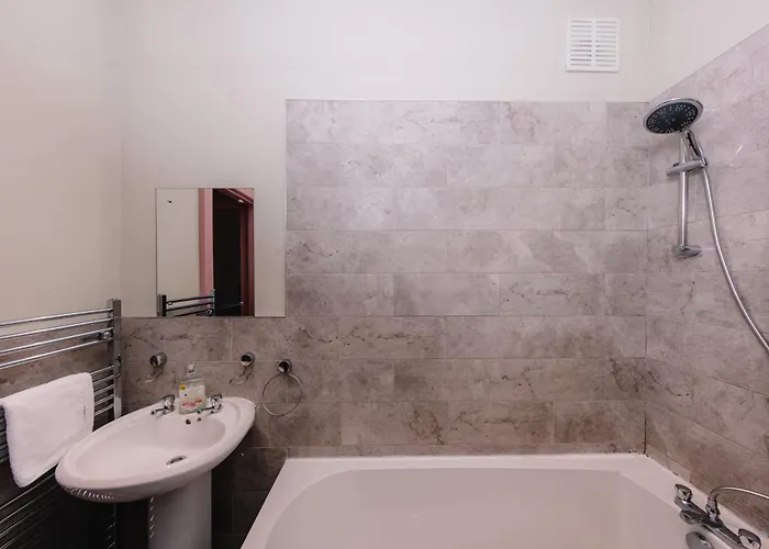 Relaxing 4 Bdrm Apartamento Edimburgo
