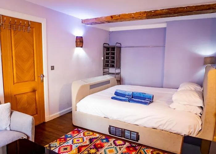Lovely 2 Bedroom B-listed Converted Whisky Bond Appartement