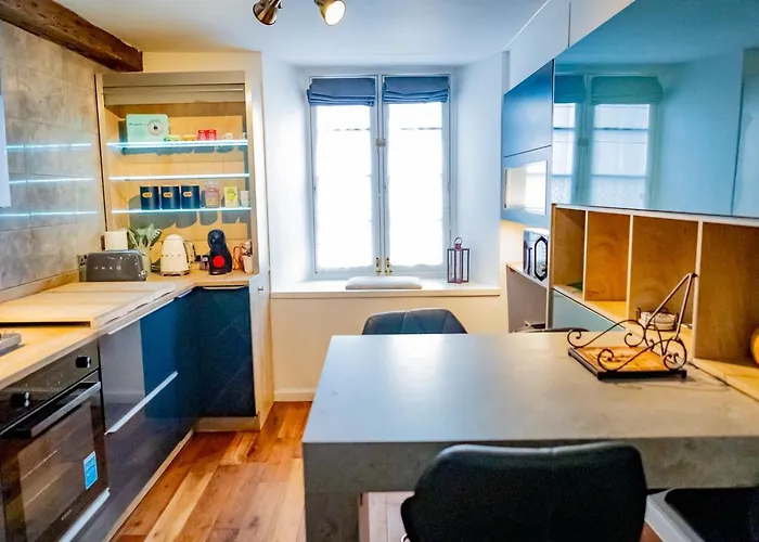 Lovely 2 Bedroom B-listed Converted Whisky Bond Appartement