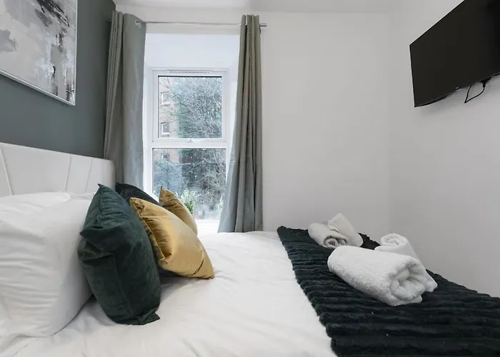 Newly Refurbished - Parking - - 3 Guests Apartment Edinburgh