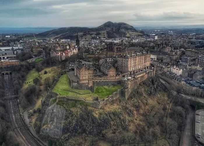 Classical 19th Century Stair - 3 Bedroom Apartment Edinburgh