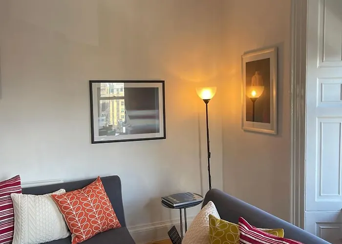 Classical 19th Century Stair - 3 Bedroom Apartment Edinburgh