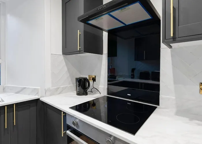 Newly Refurbished - Parking - - 3 Guests Apartment *