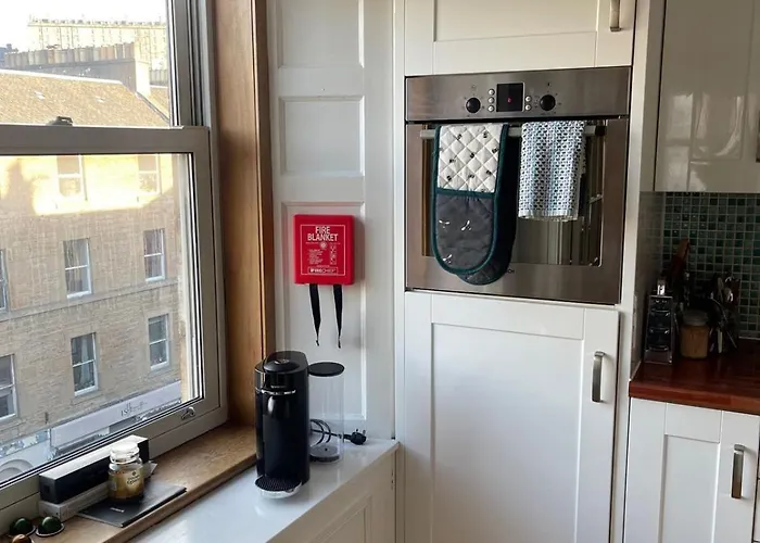 Classical 19th Century Stair - 3 Bedroom * Edinburgh