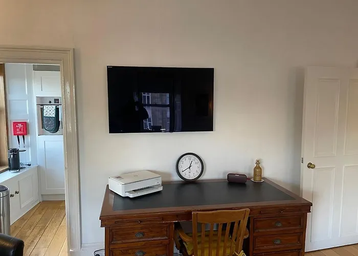 Classical 19th Century Stair - 3 Bedroom Apartment