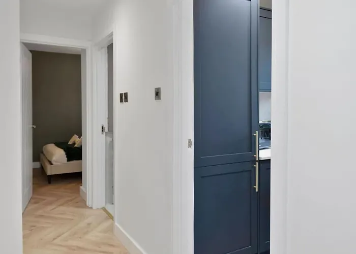 Newly Refurbished - Parking - - 3 Guests Apartment *