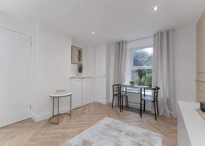 Newly Refurbished - Parking - - 3 Guests Apartment