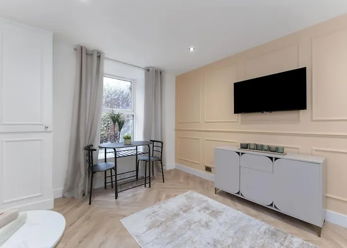 Newly Refurbished - Parking - - 3 Guests Apartment *