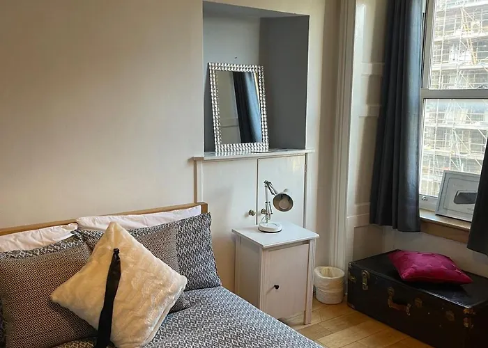Classical 19th Century Stair - 3 Bedroom Apartment Edinburgh