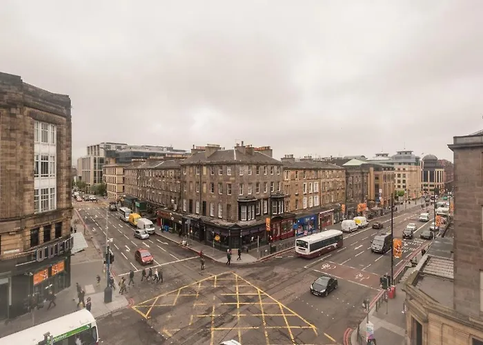 Classical 19th Century Stair - 3 Bedroom Apartment *