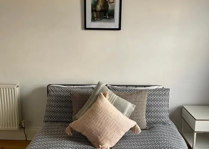 Classical 19th Century Stair - 3 Bedroom * Edinburgh