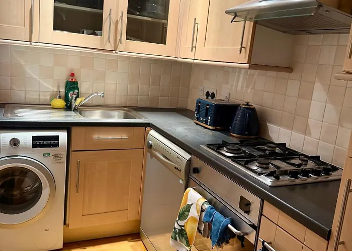 Luxurious Victorian 3 Bed Flat In The Heart Of