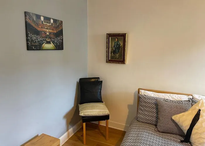 Apartment Classical 19th Century Stair - 3 Bedroom *