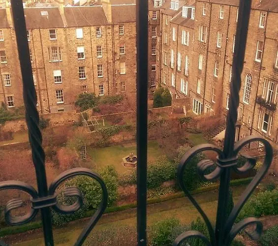 Fountain Court - Royal Garden