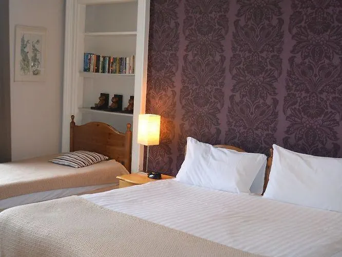 Dene Guest House, New Town 3*