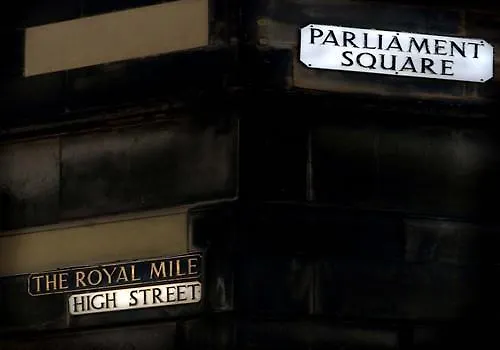 Parliament Sq *