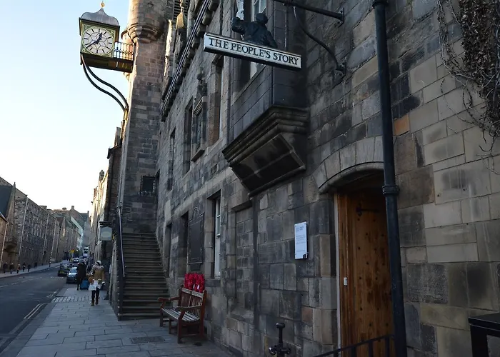 Holyrood Park - Carparking Included! *