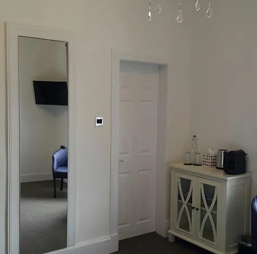 West End בית הארחה 4*