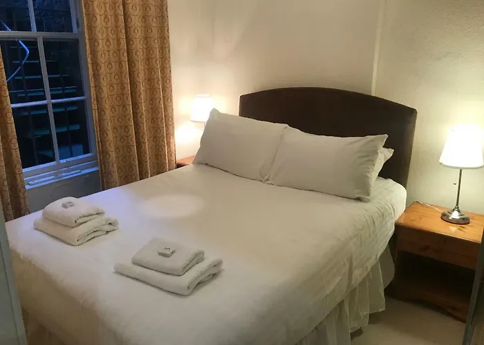 Fantastic 3 Double Bedrooms 2 Bathrooms Garden Sleeps 6 *