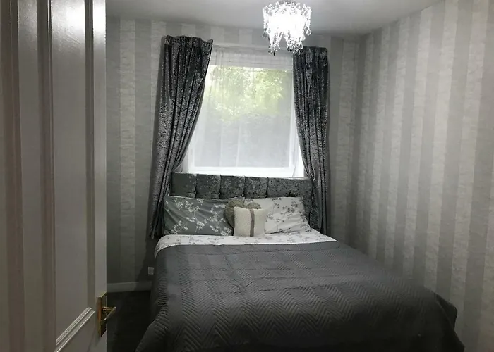 Modern 2 Bedroom Apartment *