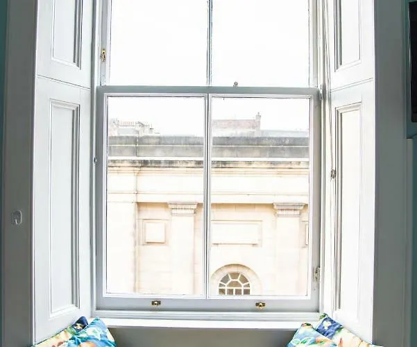 Royal Mile St Giles St *