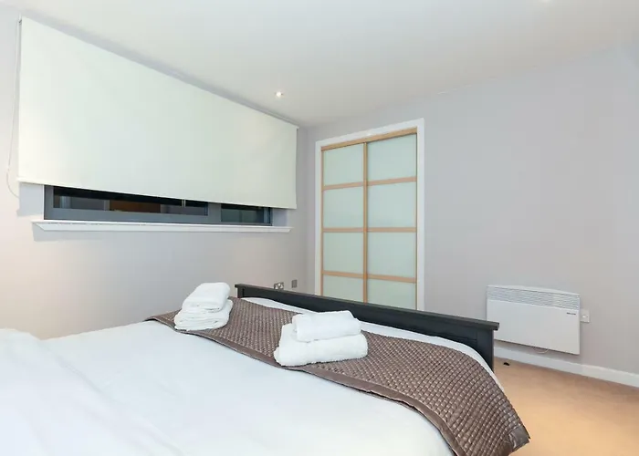 Modern Two Bedroom Apartment *