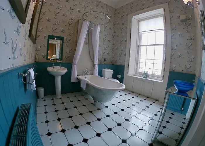 Escape To @ Albyn Place *