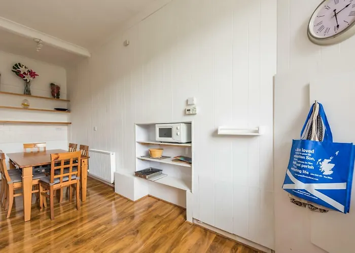 3 Bed Overlooking Meadows Park Lägenhet *
