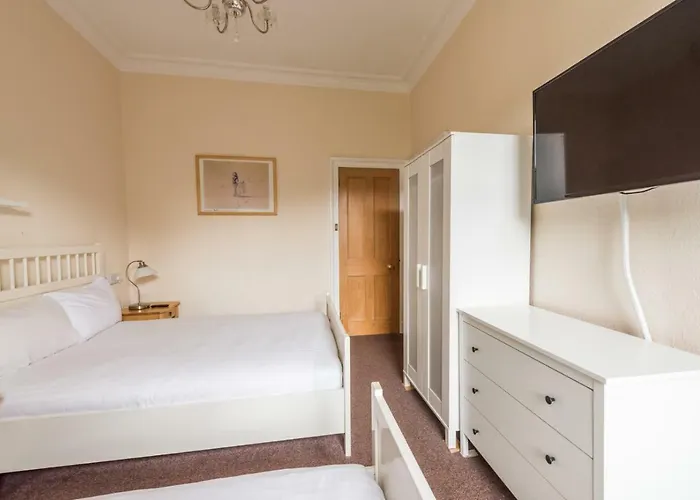 Lägenhet 3 Bed Overlooking Meadows Park *