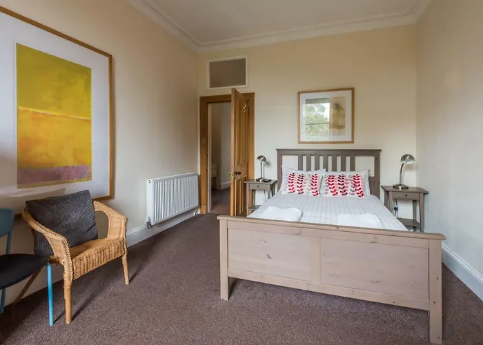 Lägenhet 3 Bed Overlooking Meadows Park *