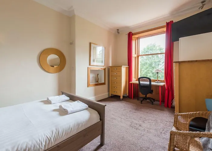 Lägenhet 3 Bed Overlooking Meadows Park *