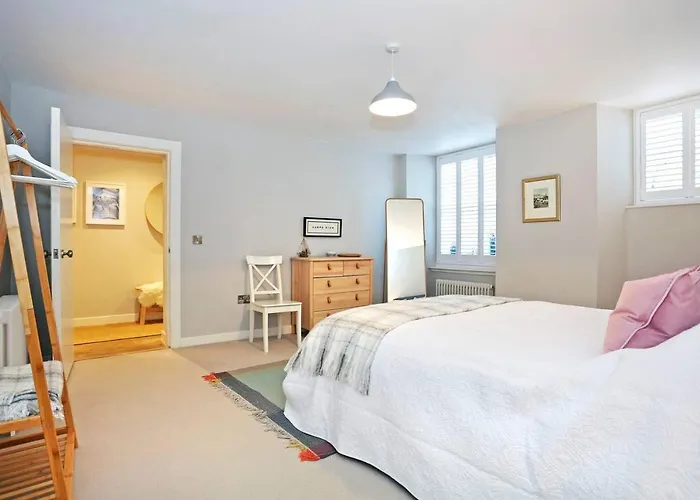 Joivy Vibrant Near Calton Hill *