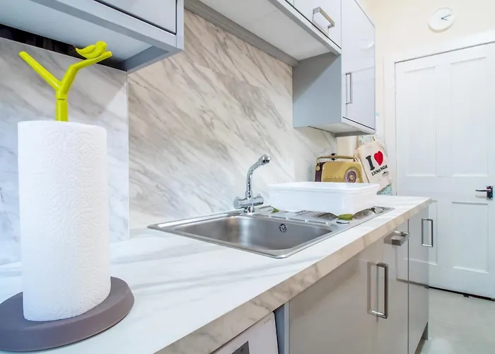 Stylish & Charming Retreat For 2- Centre! - Pass The Keys Apartmán