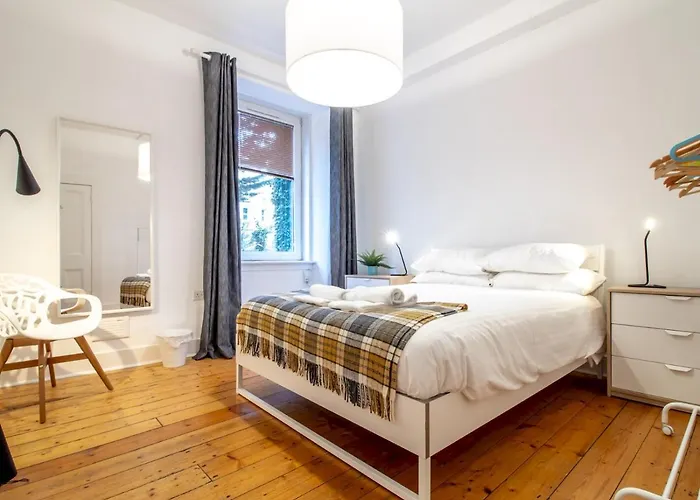 Stylish & Charming Retreat For 2- Centre! - Pass The Keys