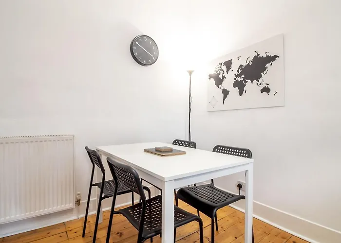 Stylish & Charming Retreat For 2- Centre! - Pass The Keys