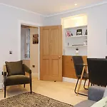Joivy Modern And Airy Flat On The Historic Royal Mile شقة إدنبرة