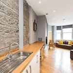 Castle Apt, Modern,