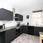 Stunning 2 Bed Nr The Royal Mile & The Castle Lejlighed