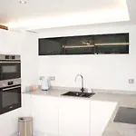 Bright 1 Bedroom Centre With Historic Twist *