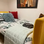 Lovely 3 Bed With Jacuzzi, Close To Airport, Driveway, Wifi * 爱丁堡