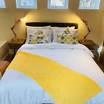 2 Bed 2 Bath With Private Parking דירה