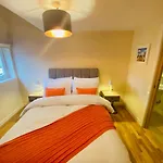 2 Bed 2 Bath With Private Parking אדינבורו