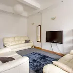 Joivy 3 Bed Flat In Old Town, Close To Grassmarket