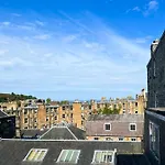 Lively & Energetic 2br On The Royal Mile *