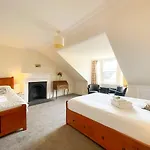 Remarkable 5br Townhouse With Garden, Sleeps 12 شقة