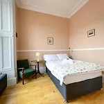 Remarkable 5br Townhouse With Garden, Sleeps 12 شقة