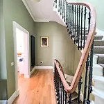 Remarkable 5br Townhouse With Garden, Sleeps 12 شقة *