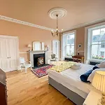 شقة Remarkable 5br Townhouse With Garden, Sleeps 12 إدنبرة