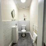 Remarkable 5br Townhouse With Garden, Sleeps 12 شقة إدنبرة